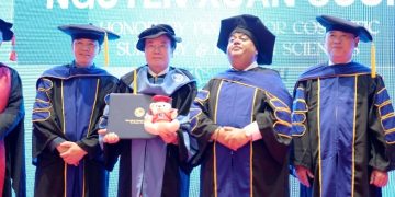 Một bác sĩ Việt Nam được sắc phong ba lần danh hiệu Giáo Sư danh dự 